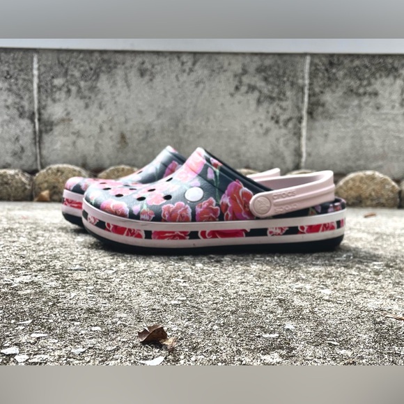 *EUC* CROCBAND Floral Graphic III Clog - Floral On Black - 205330-97J - W 7/M 5 - Picture 2 of 11